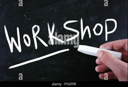 Workshop mit weißer Kreide auf einer Tafel handschriftliche Stockfoto