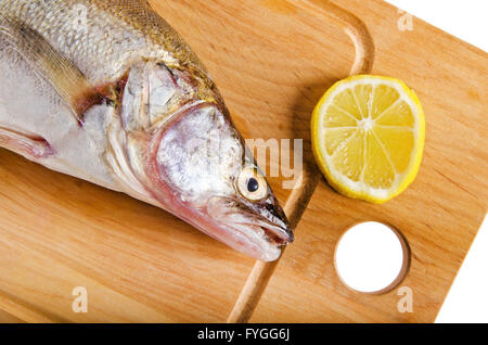 Zander auf einem Brett aus Holz Küche, es ist isoliert auf weiss Stockfoto