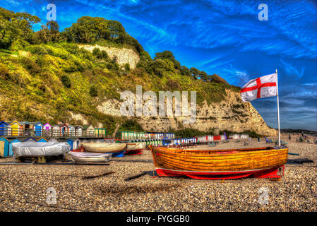 Bier Strand Devon England UK mit Booten und Englisch kennzeichnen das Kreuz von St. George an der Jurassic Coast in hdr Stockfoto