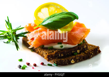 Canapes mit Räucherlachs Stockfoto