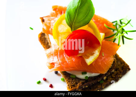 Canapes mit Räucherlachs Stockfoto