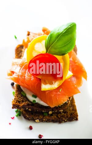 Canapes mit Räucherlachs Stockfoto