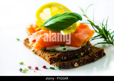 Canapes mit Räucherlachs Stockfoto