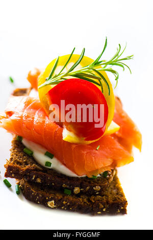 Canapes mit Räucherlachs Stockfoto