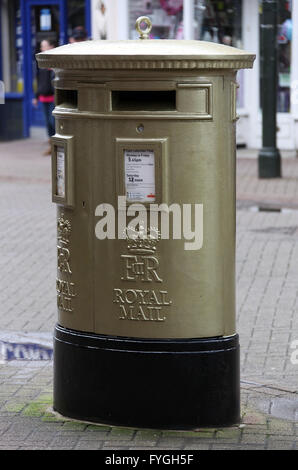 Gold lackiert Royal Mail-Briefkasten in der Stadt von Lauch feiert den Erfolg der Olympiasiegerin Anna Watkins Stockfoto