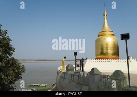 Bupaya Pagode am Ufer des Ayeyarwady Fluss Stockfoto
