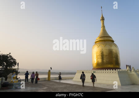 Bupaya Pagode am Ufer des Ayeyarwady Fluss Stockfoto