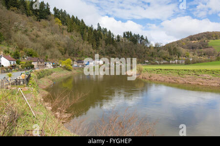 Wye River in der Nähe von Tintern Abbey in Wye Valley Monmouthshire Wales ein Bereich der hervorragenden natürlichen Schönheit aonb Stockfoto