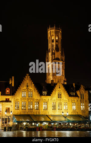 Nachtansicht der Burg und der Glockenturm in der Altstadt von Brügge, UNESCO-Weltkulturerbe, Belgien Stockfoto