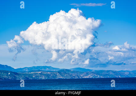 Weiße Wolke über Krimberge Stockfoto