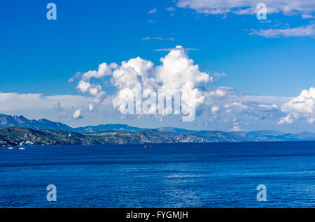 Weiße Wolke über Krimberge Stockfoto