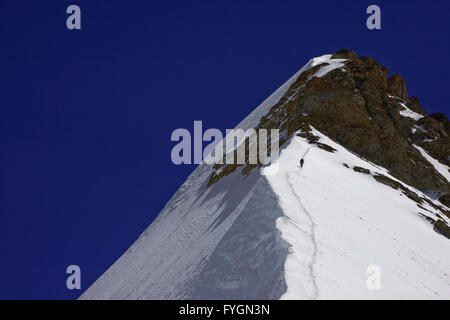 Ein Kletterer, die Bekämpfung des Nord-West-Grat des Kranzberg, gesehen vom Obers Mönchjoch, Jungfrau-Aletsch, Schweiz Stockfoto