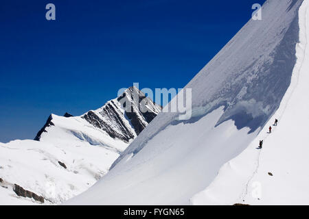 Kletterer versuchen den Nordwest-Grat des Kranzberg vom Obers Mönchjoch, Jungfrau-Aletsch, Schweiz Stockfoto