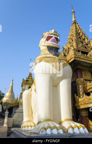 Chinthe Löwen an der Shwedagon-Pagode, Yangon, Myanmar Stockfoto