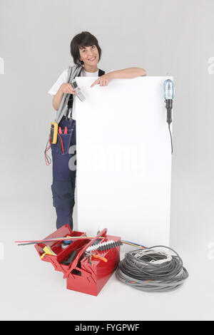 Elektriker mit einem Brett leer für Ihre Nachricht Stockfoto