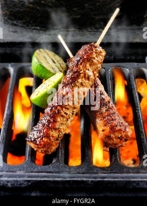 BBQ (Barbecue) Köfte Kebab gekocht wird über offenem Feuer von heißen Kohlen Stockfoto