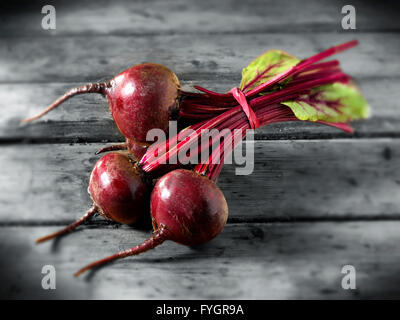 Ganze frische rote Beete Stockfoto