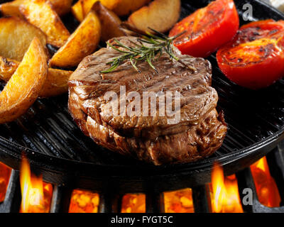Rindfleisch Filetsteaks wird Pfanne auf offenem Feuer gebraten Stockfoto