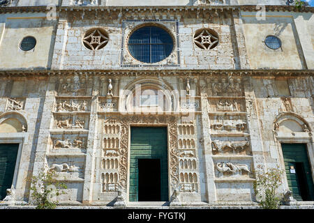 Fassade des 12.Jh. romanische Fassade der Chiesa di San Pietro extra Moenia (St Peters), Spoleto, Italien Stockfoto