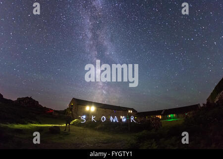 Milchstraße über die Unterkunft auf Bauernhof auf Skomer Island mit Licht gemalt Wort von Skomer mit einer Fackel - Pembrokeshire Stockfoto