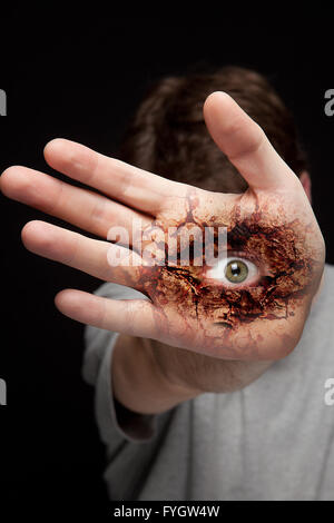 Hand mit gruseligen beängstigend Auge Stockfoto