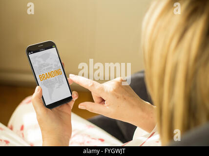 moderne Werbung und marketing Konzept: Reife Frau mit 3d generierte Touchscreen-Smartphone mit branding auf dem Bildschirm. SCR Stockfoto