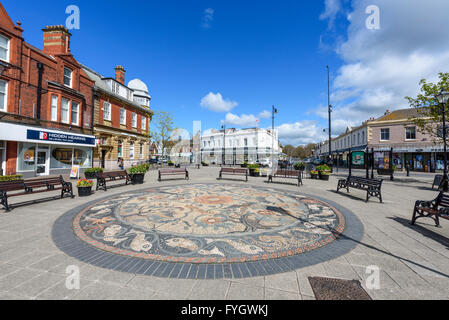 Fußgängerzone Piazza in Lytham, Lancashire, UK mit dem großen Mosaik Stockfoto