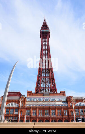 Vorderansicht des Blackpool Tower ohne Gerüst in Blackpool, Lancashire Stockfoto