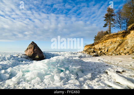 Estnische Kalkstein Nordufer an einem sonnigen Wintertag Stockfoto