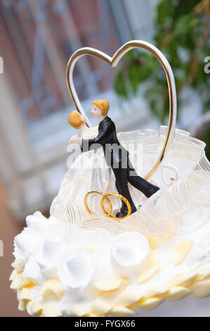 Figur Liebespaar auf einer Hochzeitstorte Stockfoto