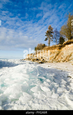 Estnische Kalkstein Nordufer an einem sonnigen Wintertag Stockfoto