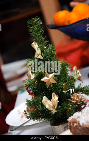 kleiner grüner Baum. Weihnachten-Objekt Stockfoto