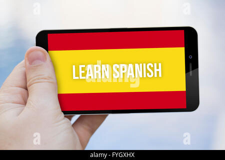 Sprachen lernen-Konzept: die hand hält eine weitere spanische 3d generierte Smartphone. Die Bildschirmgrafik bestehen. Stockfoto