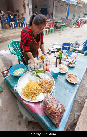 Frau Kochen Spaghetti an Obst und Gemüse für den Verkauf in einem Straßenmarkt von Myanmar (Burma) Stockfoto