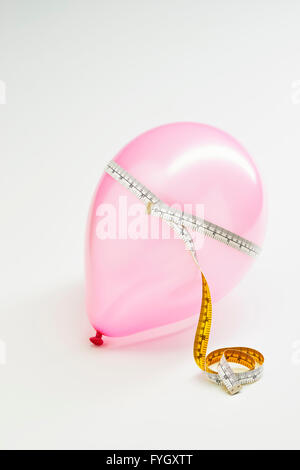 Ballon mit Maßband Adipositas Stockfoto