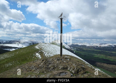 Winter schnee Blick nach Süden auf dem Gipfel Der Lawley, in der Shropshire Hills, mit dem Long Mynd in der Ferne. Stockfoto