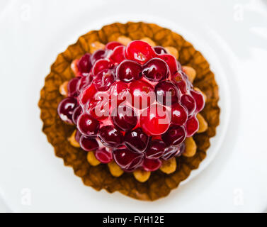 Kuchen Sie mit Preiselbeeren auf einem weißen Teller, eine enge Stockfoto