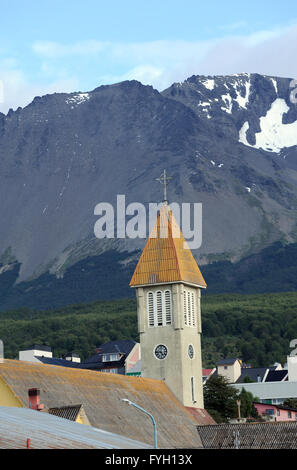 Die Turmspitze des Wellblech gedeckte Kirche von Nuestra Señora De La Merced. Ushuaia, Republik Argentinien. Stockfoto