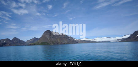 Blauer Himmel und blaues Meer und die Berge und Gletscher hinter Bucht der Inseln. Bucht der Inseln, Süd-Georgien. Stockfoto