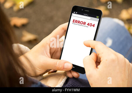 Navigationskonzept: Frau Betrieb erzeugt eine 3d Smartphone mit Fehler 404 auf dem Bildschirm. Grafiken auf dem Bildschirm bestehen. Stockfoto