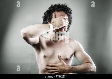 kranker Mann mit Krankenhaus Armband, Infektion Stockfoto