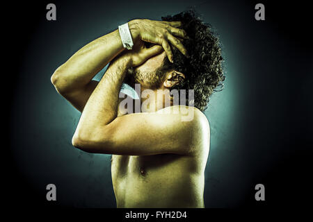 kranker Mann mit Krankenhaus-Armband Stockfoto