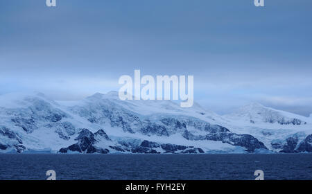 Gewitterhimmel über dem Schnee bedeckt Berge und Gletscher der Krönung Insel.  Süd-Orkney-Inseln, Antarktis Stockfoto