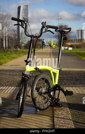 Brompton Fahrrad am Radweg in East London Stockfoto