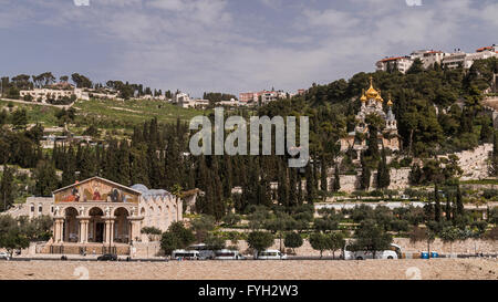 Ansicht von Gethsemane aus über das Kidron-Tal. Von links: Kirche aller Nationen und Kirche von Str. Mary Magdalen Stockfoto