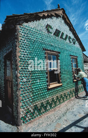 Bottle House ist ein auffälliges Gebäude in eine "lebende" Geisterstadt Calico, ein gewinnenlager, die mehr als $ 20 Millionen Wert des Silbers während des späten 1800 s in Südkalifornien, USA ergab genannt. Das Bottle House wurde mit mehr als 5.000 Flaschen gebaut, weil Whiskeyflaschen Bergstädte reichlich vorhanden waren. Diese rauh und hart-Gemeinschaft einmal prahlte, 3.500 Einwohner und 22 Saloons, aber es war leer, nachdem die Silbererz ausging. Nur fünf ursprünglichen Gebäude existiert noch als historische Restaurierung dieser alten West-Stadt im Jahre 1951 begann. Stockfoto