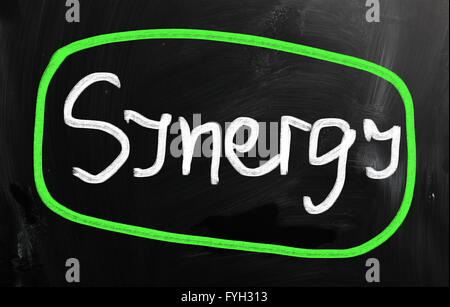 Das Wort Synergie handschriftlich mit weißer Kreide auf einer Tafel Stockfoto