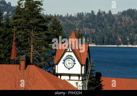 Ein Glockenturm dominiert Lake Arrowhead Village am Rand von seinem Namensvetter-See in den Bergen von San Bernardino; Kalifornien; USA. Künstlichen Lake Arrowhead ist durch den San Bernardino National Forest auf fast kilometerhohen Höhe 5 umgeben; 100 Metern (1554). Bootfahren; Angeln; Wandern; Radfahren und andere Freizeitaktivitäten machen dieses kleine Berggemeinde Resort ein beliebtes Ausflugsziel für Südkalifornien Bewohner und Besucher. Stockfoto