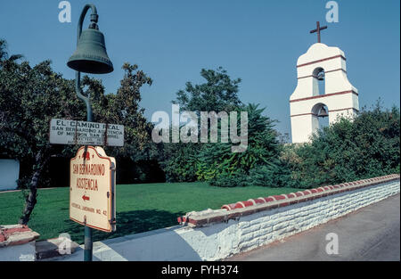 Ein Glockenturm markiert den Ort des rekonstruierten 1830 historische Gebäude der Rancho San Bernardino, ein Vorposten der spanischen Mission San Gabriel für seine Rinder weiden Aktivitäten im heutigen Redlands, Kalifornien, USA. Genannt der Asistencia fälschlicherweise auf Spanisch, Estancia (Rinderfarm) wurde vier Jahre später durch die Mission aufgegeben und verfiel die Adobe-Gebäude. Eine modernisierte Neuschöpfung im Jahr 1937 für Besucher geöffnet. Heutige Asistencia ist ein historisches Wahrzeichen von Kalifornien und in der Nähe einer Gusseisen-Glocke, die 21 spanischen Missionen nach oben und unten den Staat El Camino Real (The Royal Road) markiert. Stockfoto