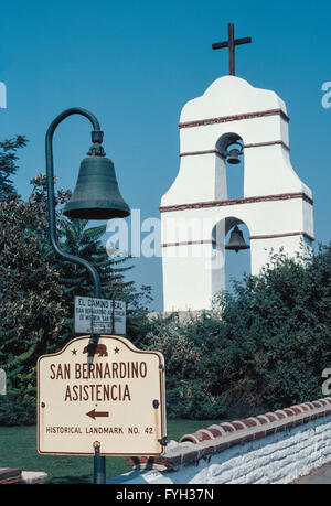 Ein Glockenturm markiert den Ort des rekonstruierten 1830 historische Gebäude der Rancho San Bernardino, ein Vorposten der spanischen Mission San Gabriel für seine Rinder weiden Aktivitäten im heutigen Redlands, Kalifornien, USA. Genannt der Asistencia fälschlicherweise auf Spanisch, Estancia (Rinderfarm) wurde vier Jahre später durch die Mission aufgegeben und verfiel die Adobe-Gebäude. Eine modernisierte Neuschöpfung im Jahr 1937 für Besucher geöffnet. Heutige Asistencia ist ein historisches Wahrzeichen von Kalifornien und in der Nähe einer Gusseisen-Glocke, die 21 spanischen Missionen nach oben und unten den Staat El Camino Real (The Royal Road) markiert. Stockfoto